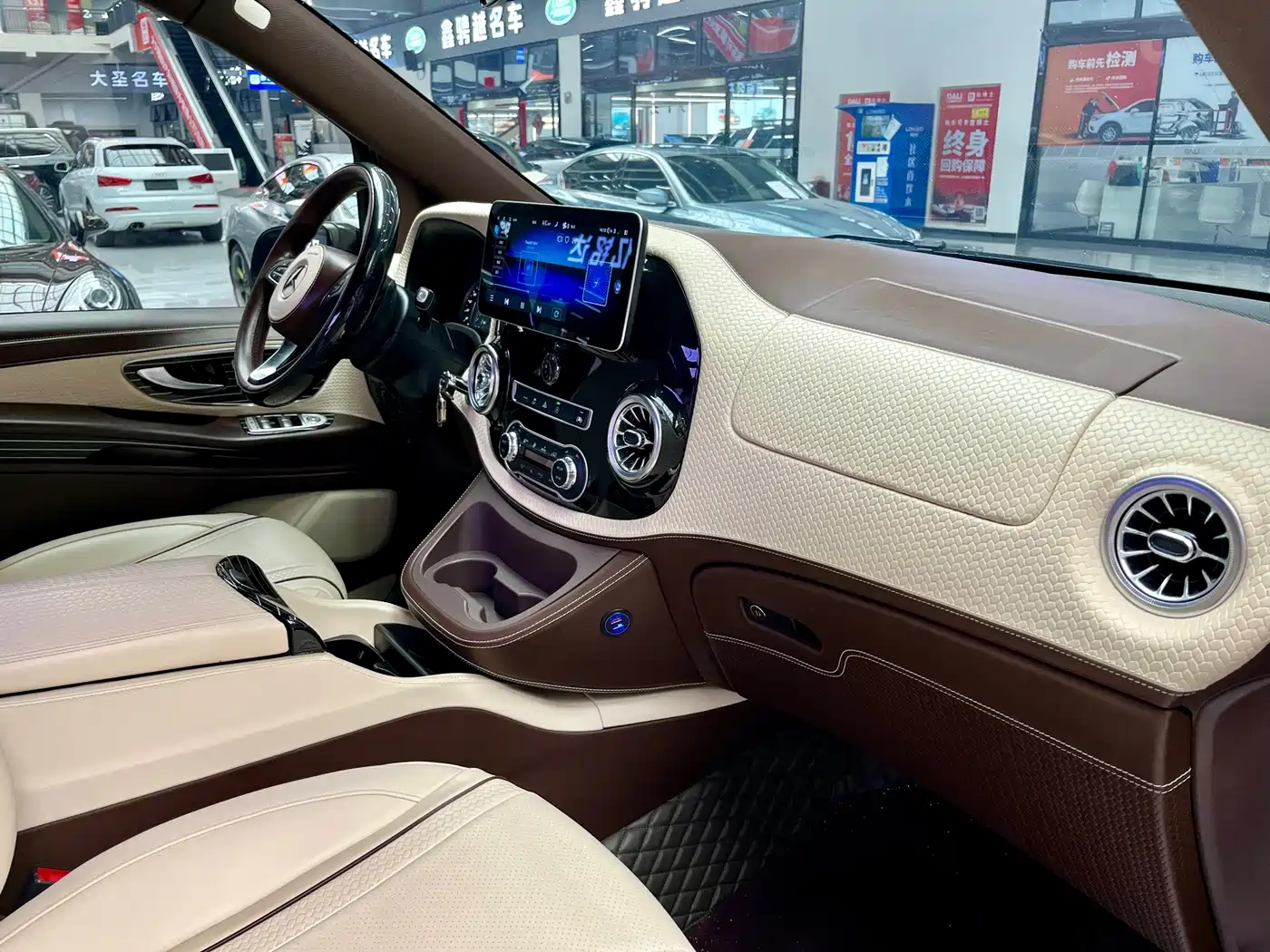 Mercedes-Benz Vito 2023 2.0T Business 7-Seater фото 5