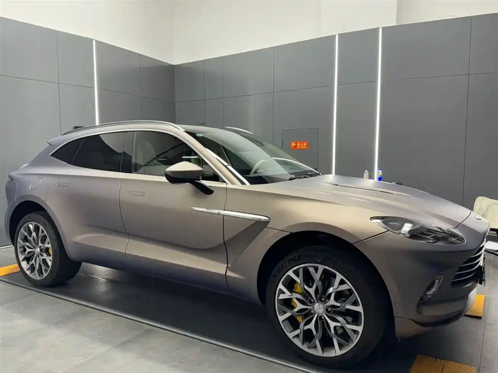 ASTON MARTIN DBX