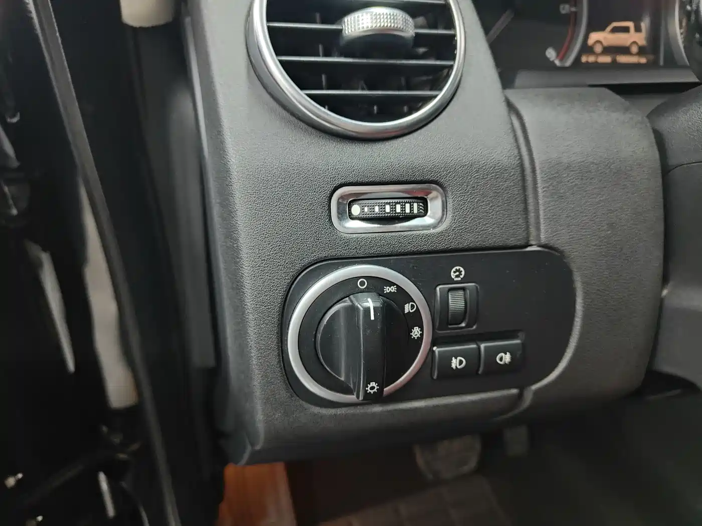 Land Rover Discovery 2009 Model 2.7 TDV6-S фото 8