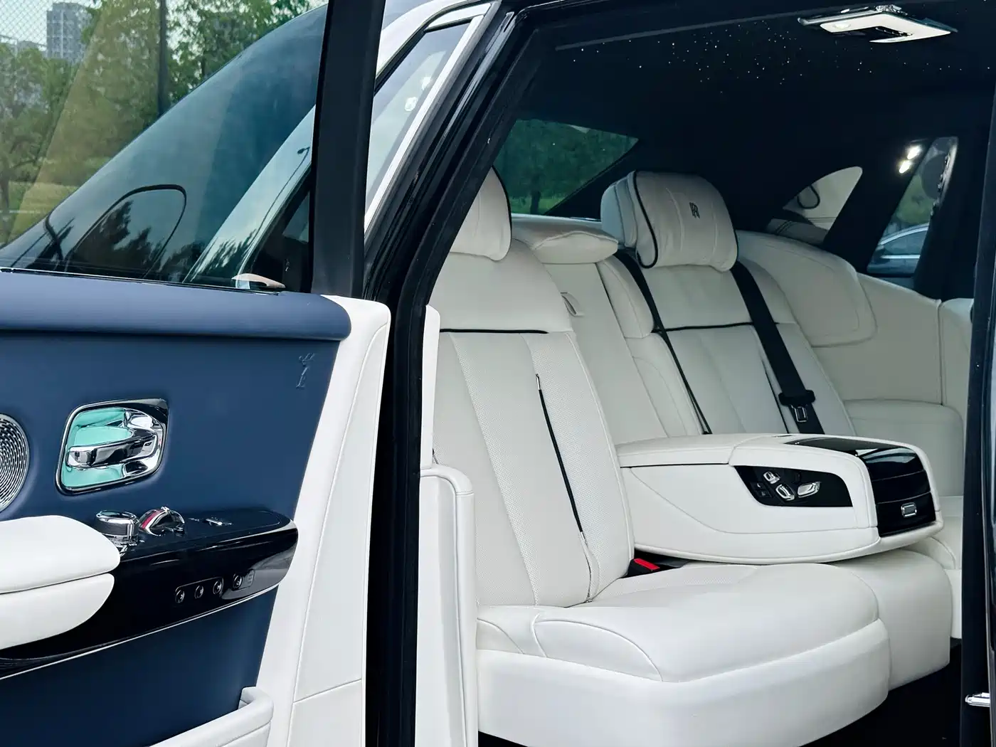 Rolls-Royce Phantom 2018 6.7T Standard Wheelbase Version фото 14