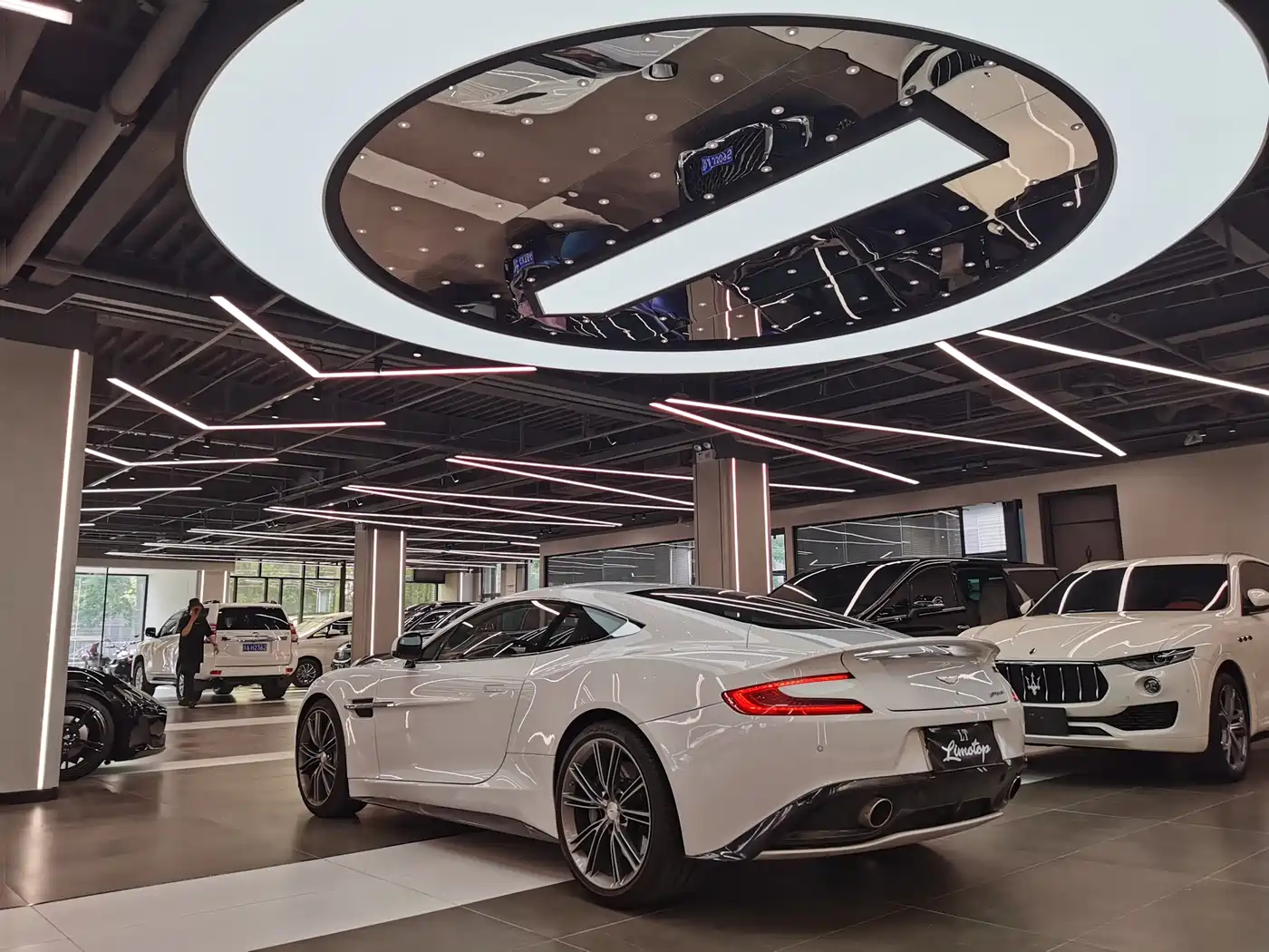Aston Martin Vanquish 2014 Model 6.0L Centennial Edition фото 6