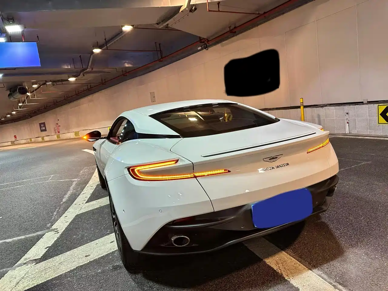 ASTON MARTIN DB11