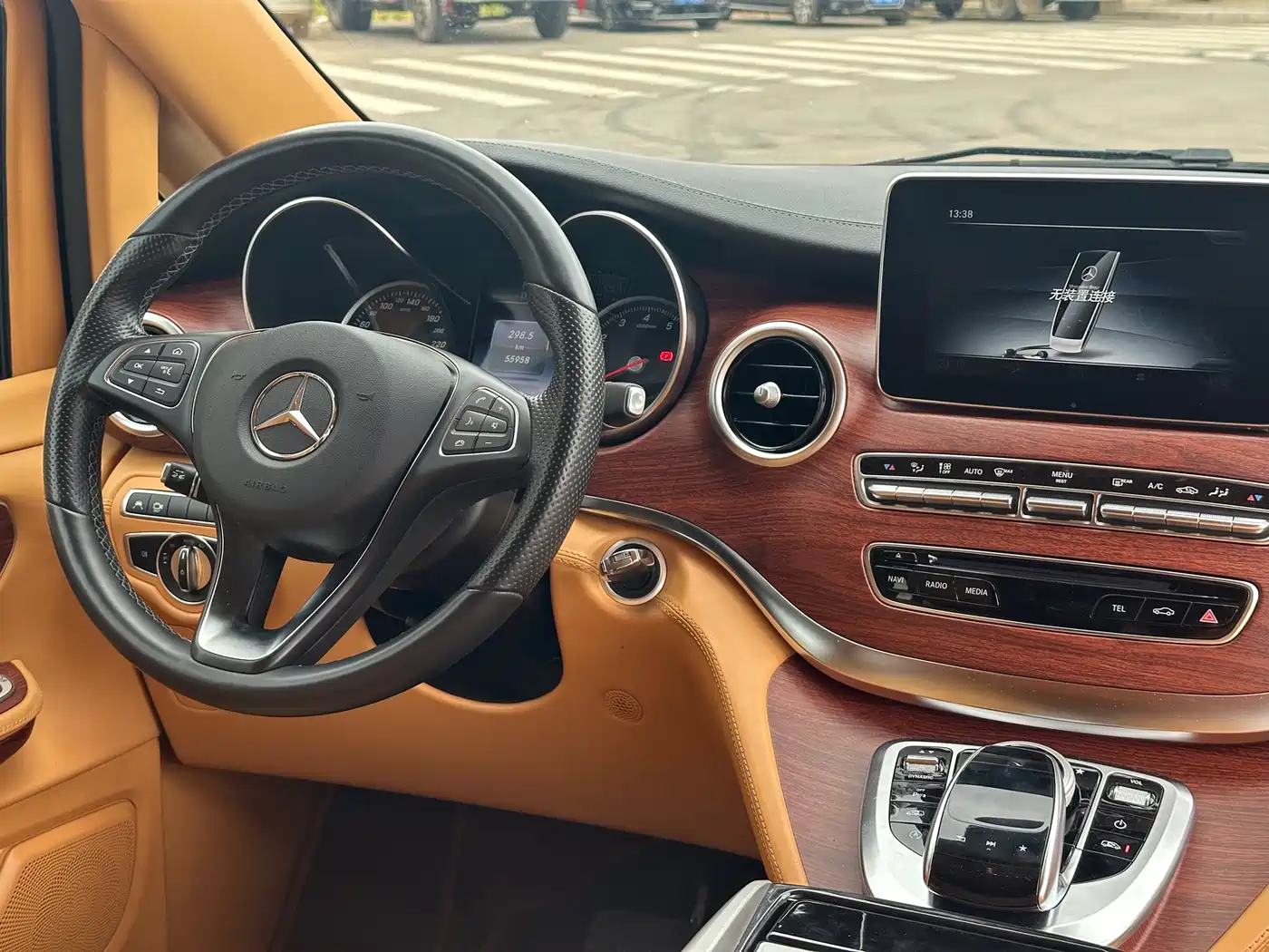 Mercedes-Benz V-Class 2018 V 260 L Premium Long Wheelbase Edition China VI фото 13