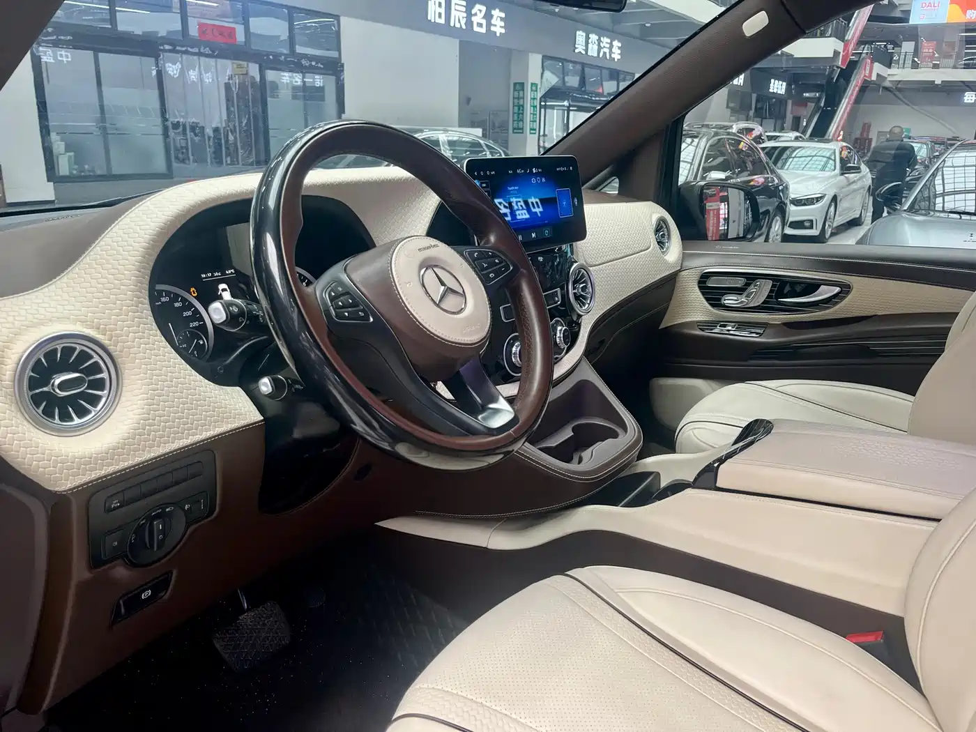 Mercedes-Benz Vito 2023 2.0T Business 7-Seater фото 4