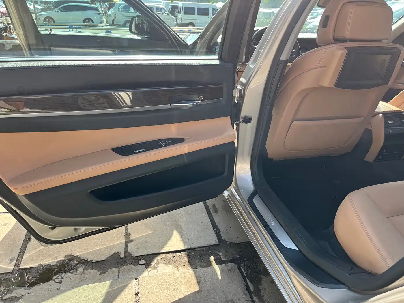 BMW 7 Series 2009 730Li Leading фото 11