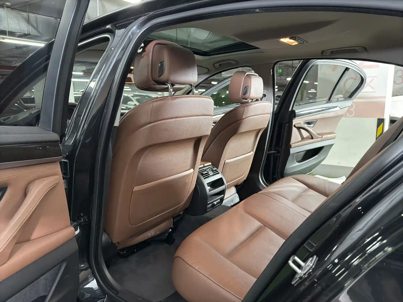 BMW 5 Series (Import) 2011 535i Luxury Sport фото 10