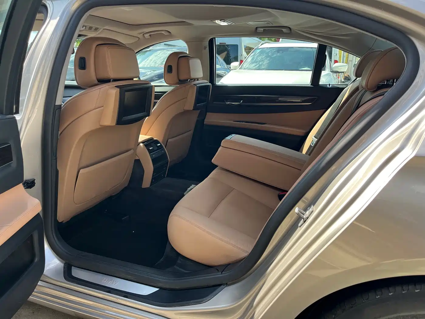 BMW 7 Series 2009 730Li Leading фото 13