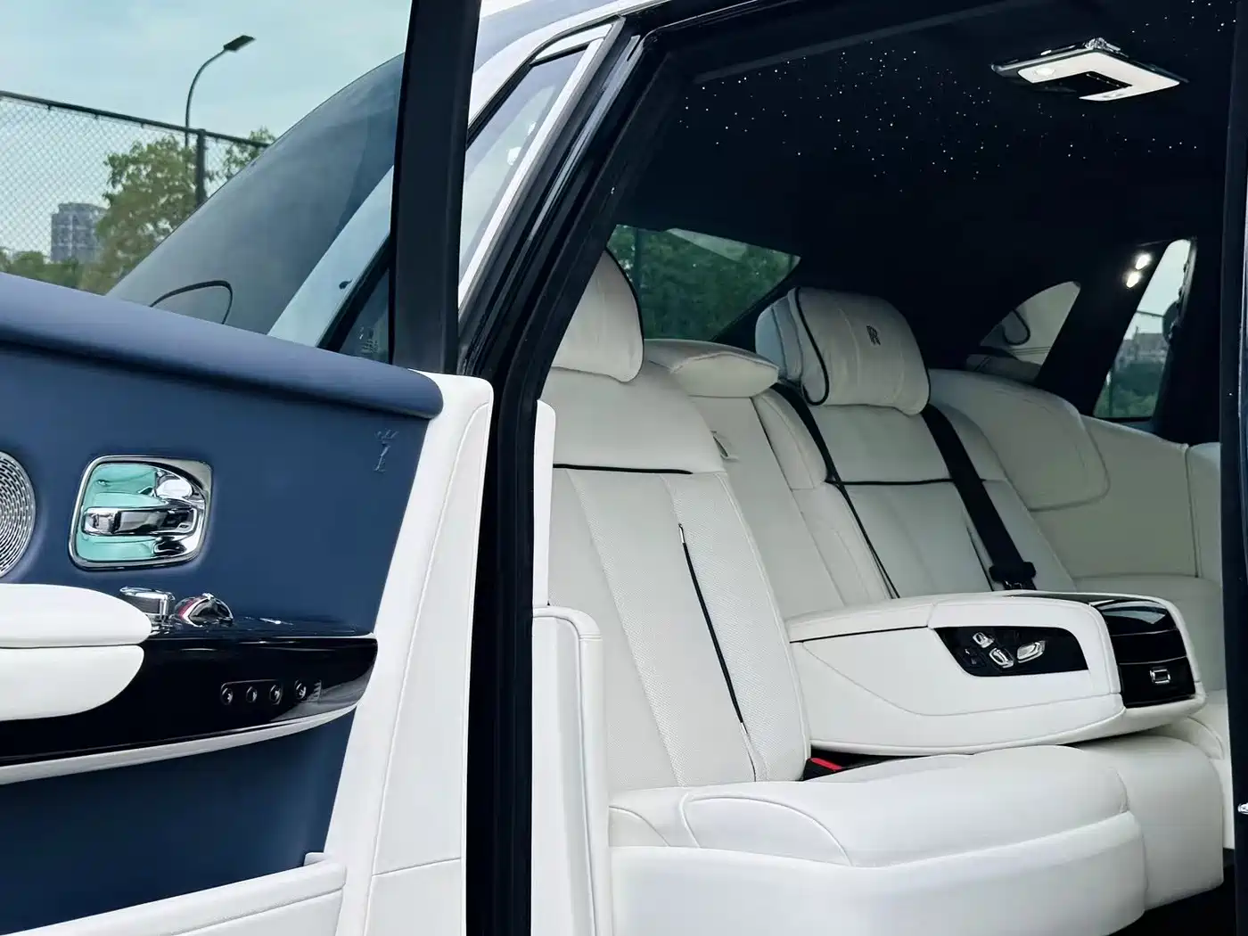 Rolls-Royce Phantom 2018 6.7T Standard Wheelbase Version фото 7