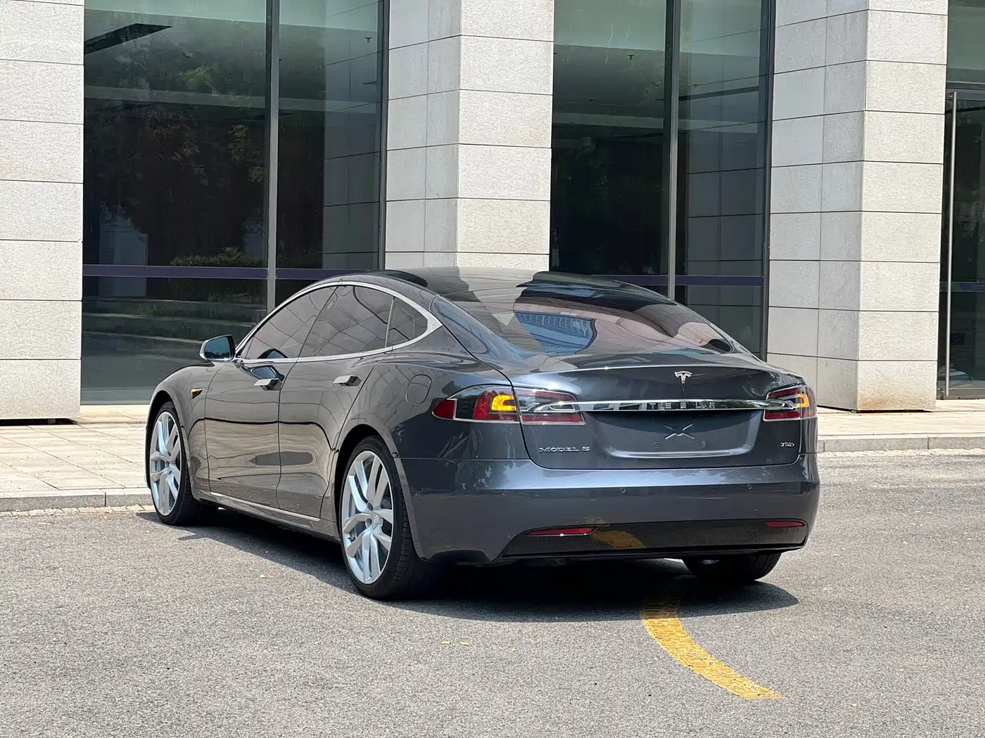 TESLA MODEL S