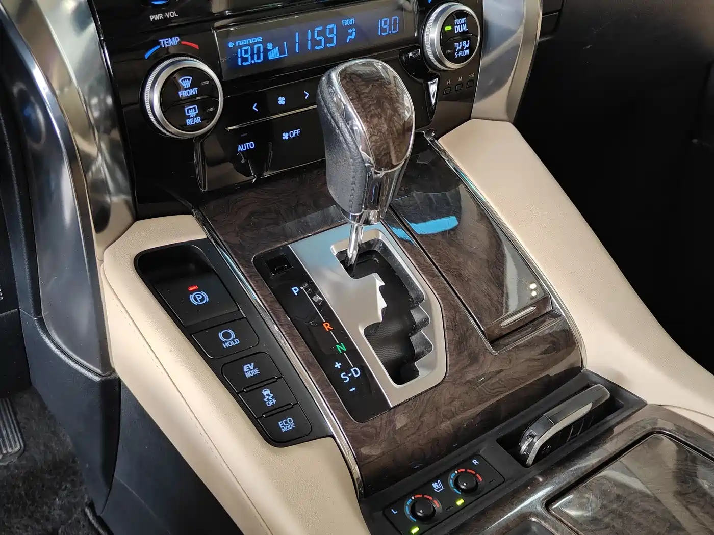 Toyota Vellfire 2020 Twin Engine 2.5L HV Premium Edition фото 7