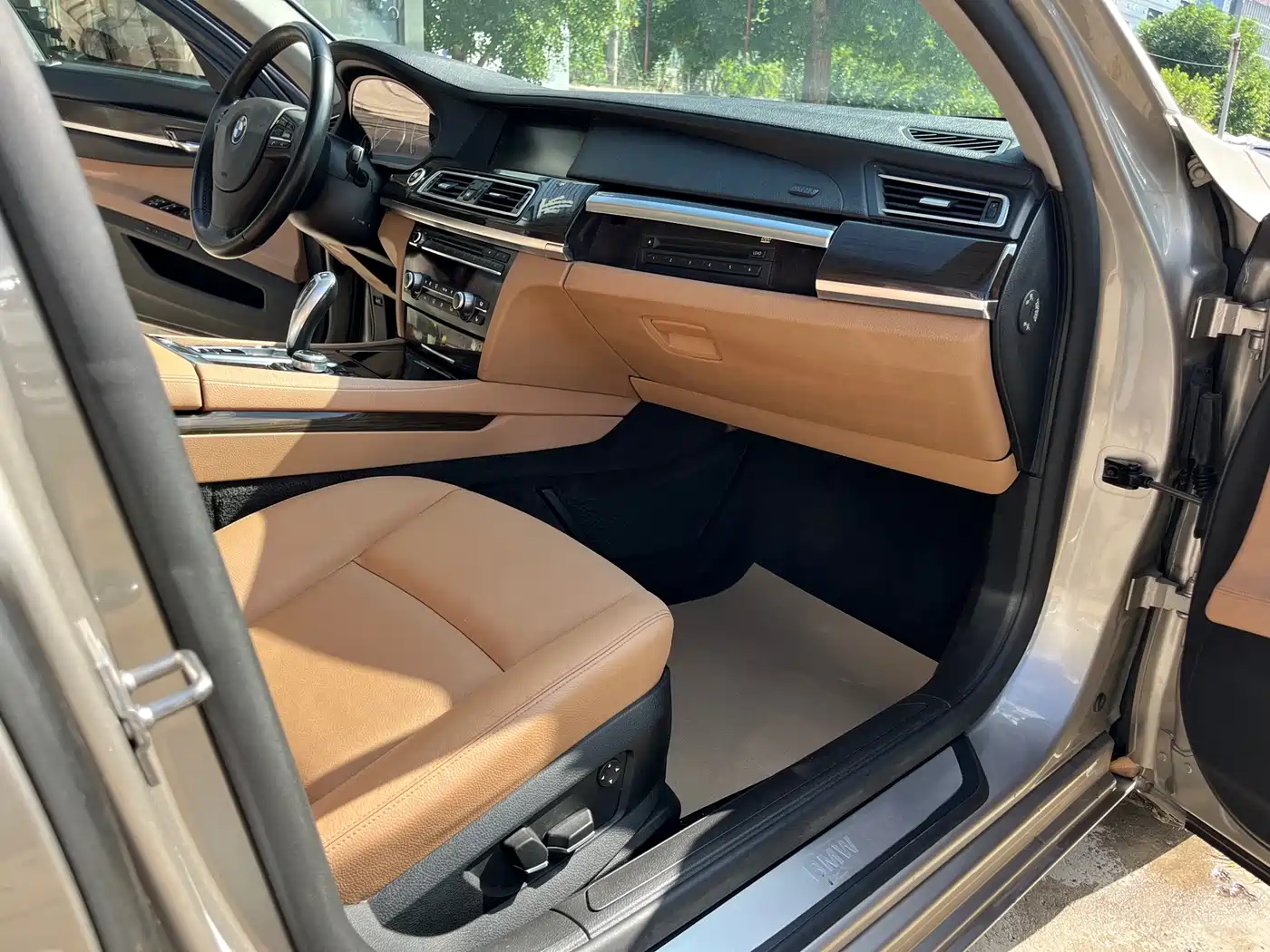 BMW 7 Series 2009 730Li Leading фото 23