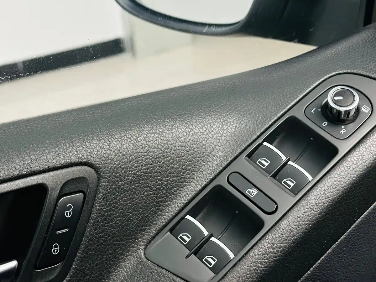 Volkswagen Tiguan 2012 2.0TSI Luxury Edition фото 11