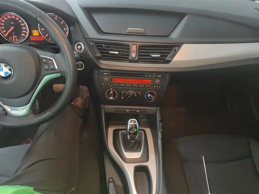 BMW X1 2014 sDrive18i Fashion Edition фото 12