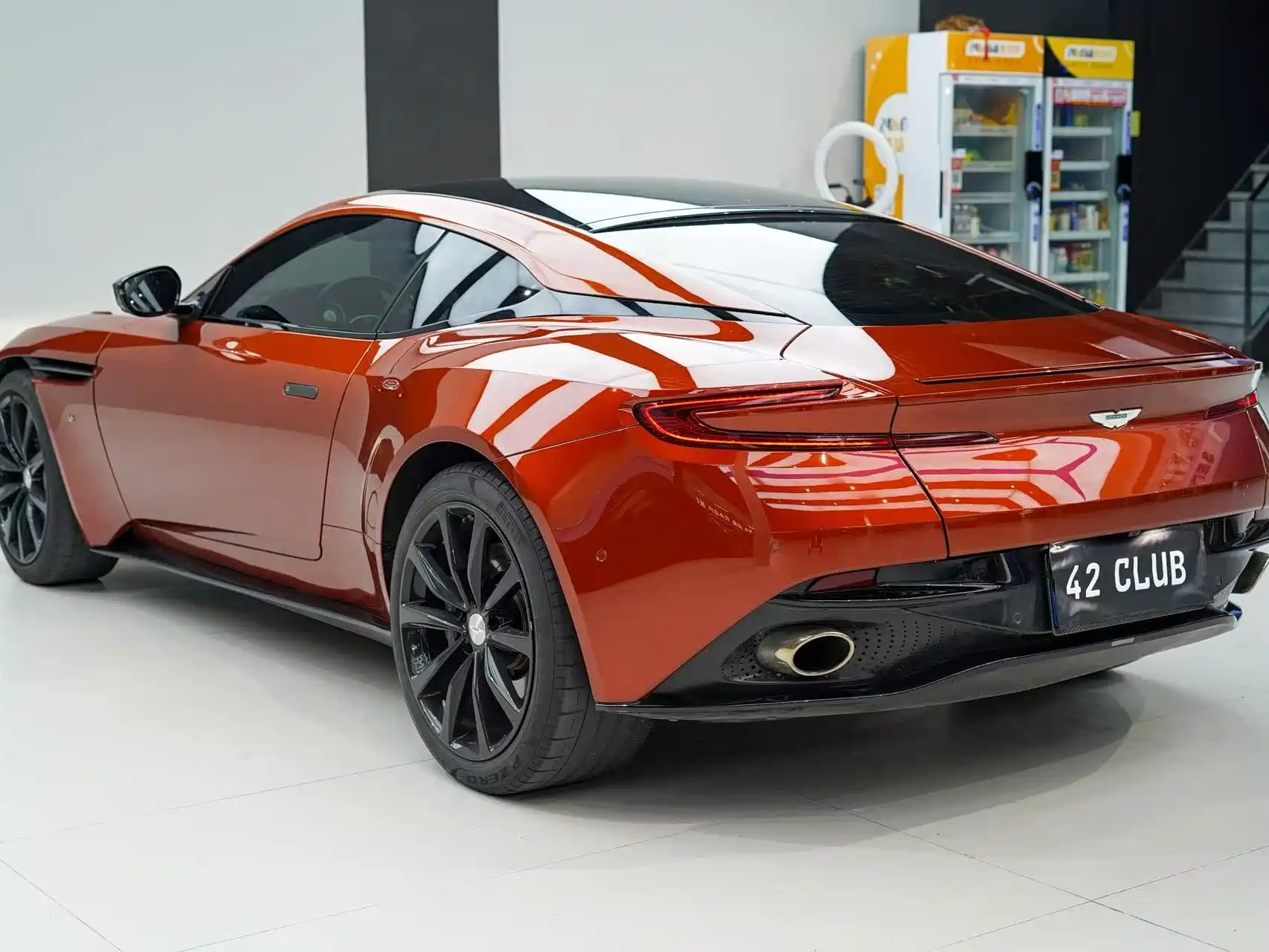 Фото 7 - Aston Martin DB11