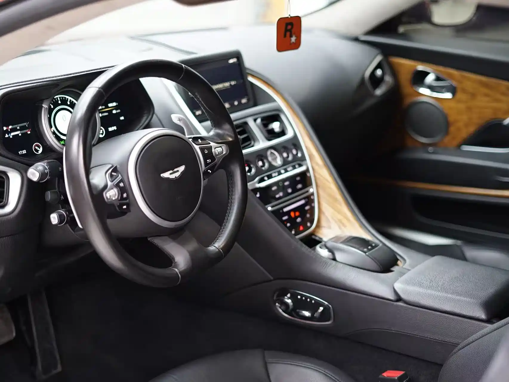 Фото 9 - Aston Martin DB11