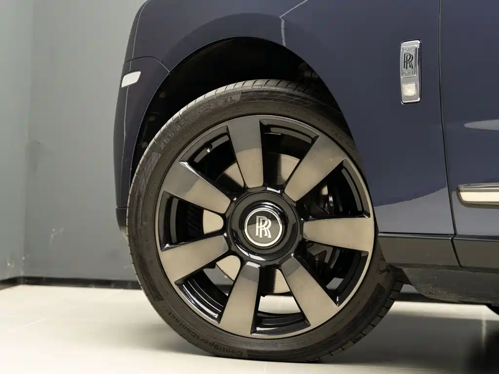 Фото 6 - Rolls-Royce Cullinan