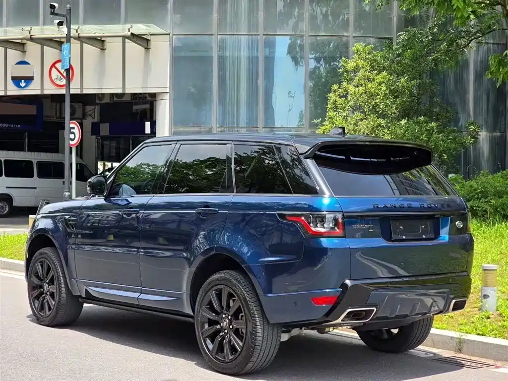 Land Rover Range Rover Sport 2022 3.0 L6 Indigo Flowing Light Edition фото 3