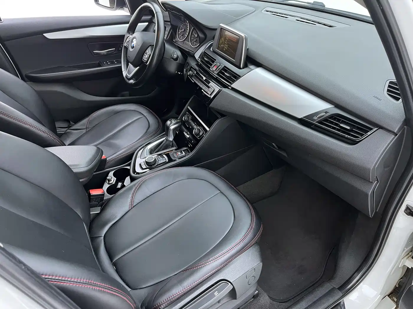 BMW 2 Series Touring 2016 218i Leading фото 20