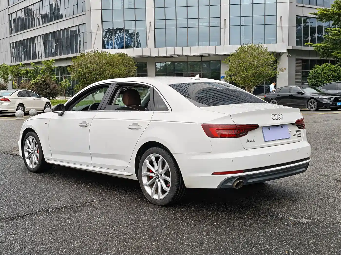Фото 13 - Audi A4L