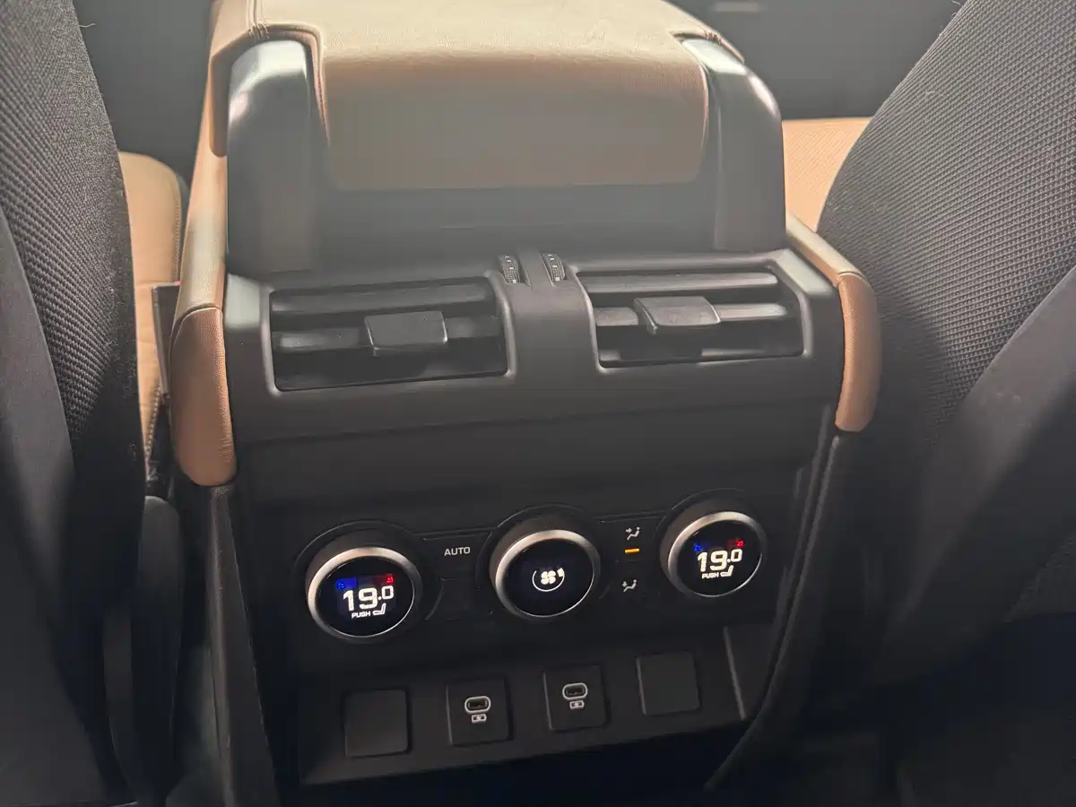 Land Rover Defender 2025 110 3.0T P400 -Dynamic HSE фото 9