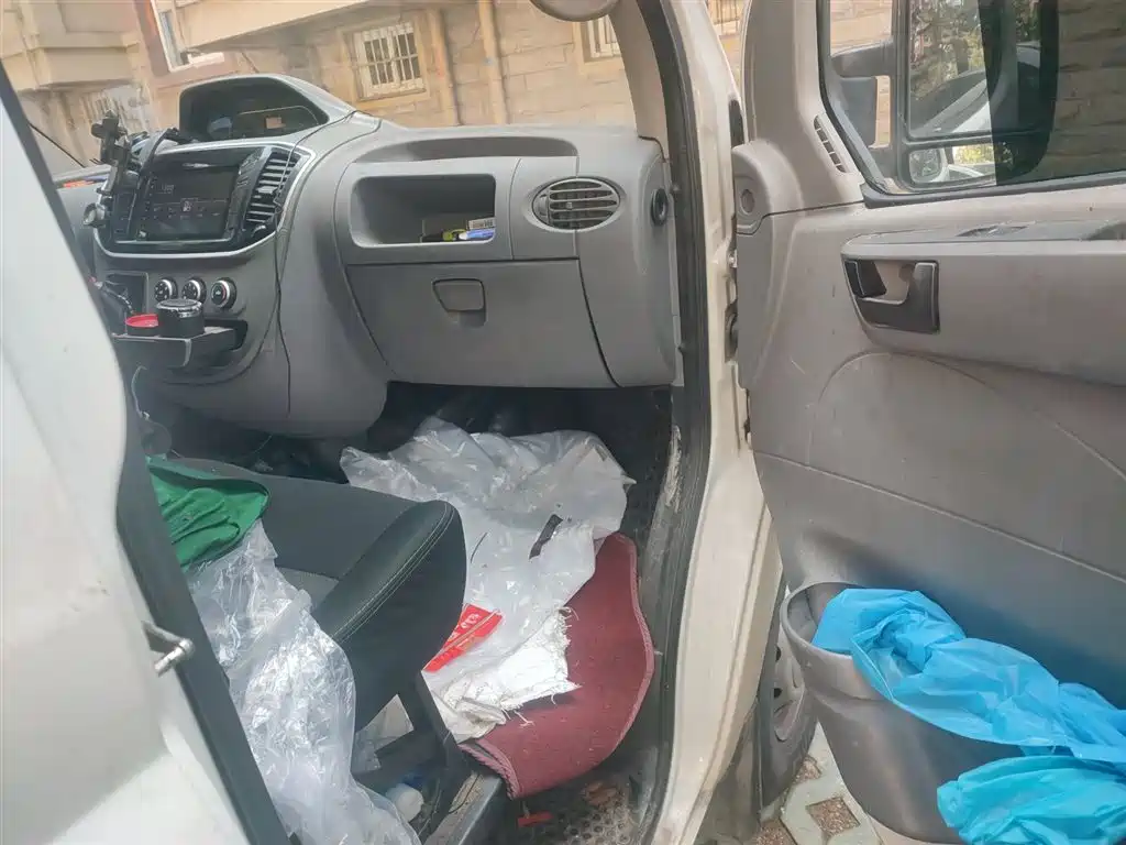 SAIC Maxus Xintu V80 2019 Model 2.5T Classic 6-speed manual Aoyuntong short wheelbase medium roof 5/6-seater фото 20