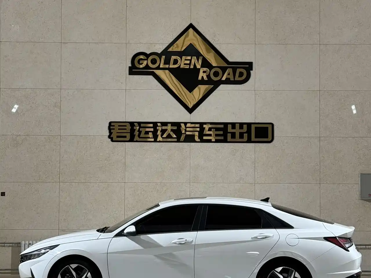 Hyundai Elantra 2022 1.5L CVT LUX Premium Edition фото 5