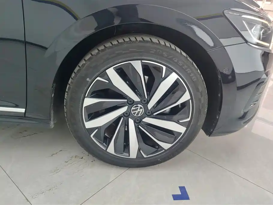 Volkswagen Passat 2023 330TSI Luxury Edition фото 6