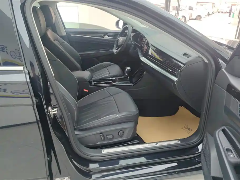 Volkswagen Passat 2023 330TSI Luxury Edition фото 8
