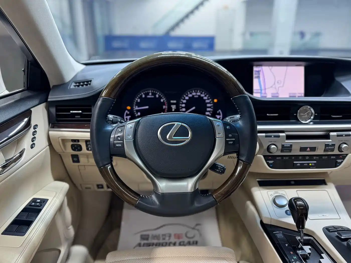 Фото 10 - Lexus ES