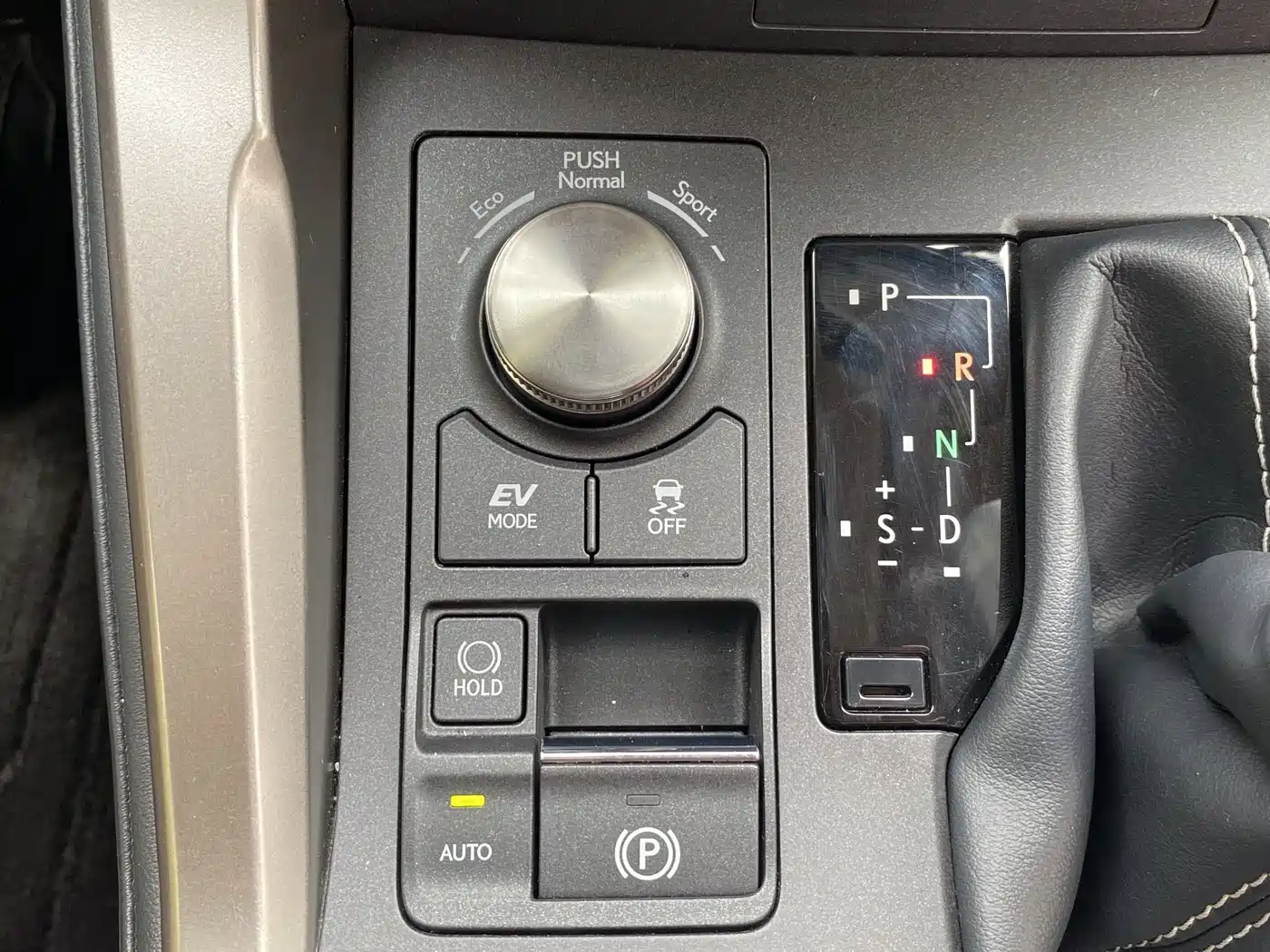 Lexus NX 2020 300h FWD F Sport China VI фото 19