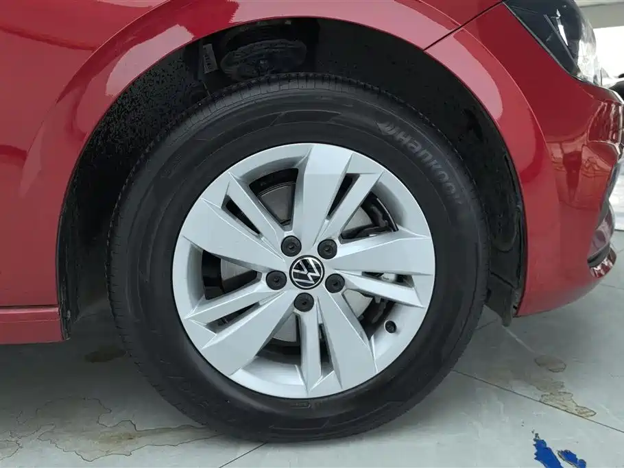 VOLKSWAGEN POLO