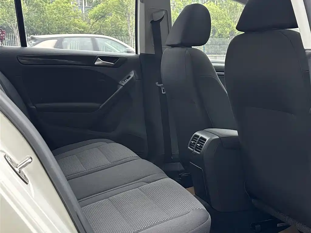 Volkswagen Golf 2012 1.6 Automatic Comfort Type фото 16