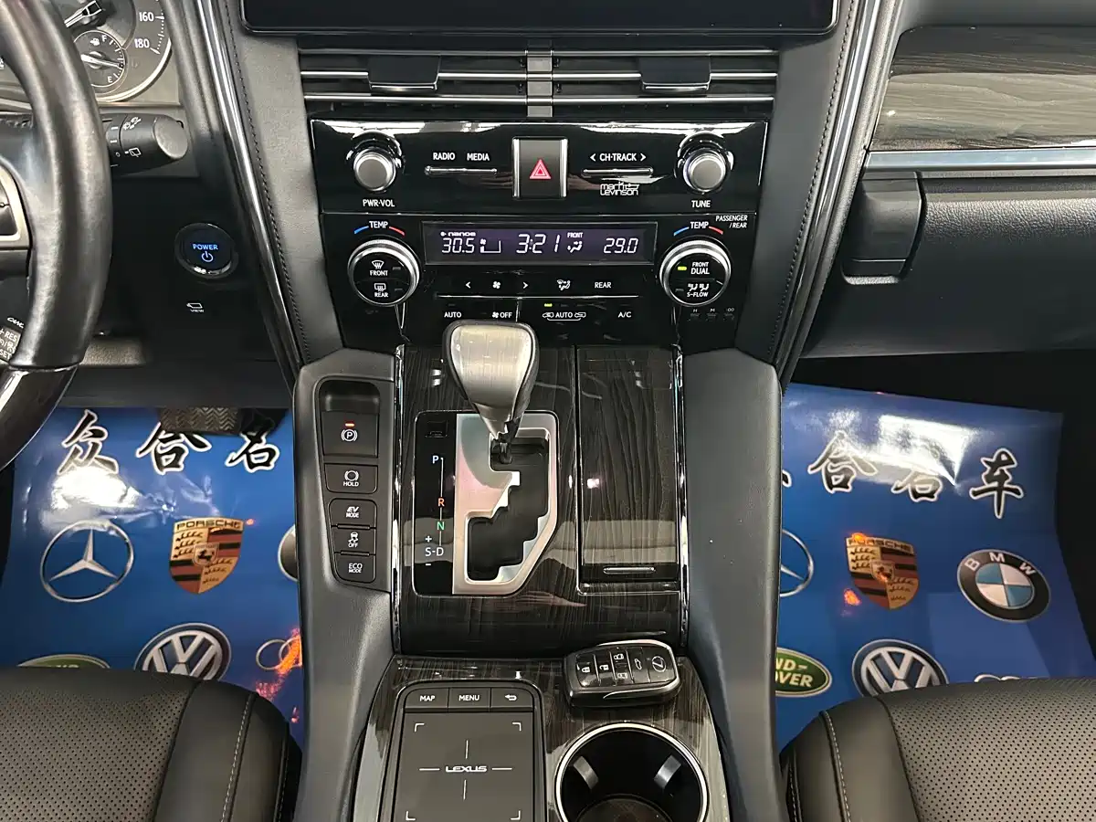 Lexus LM 2020 300h 4-Seat Imperial Edition фото 17