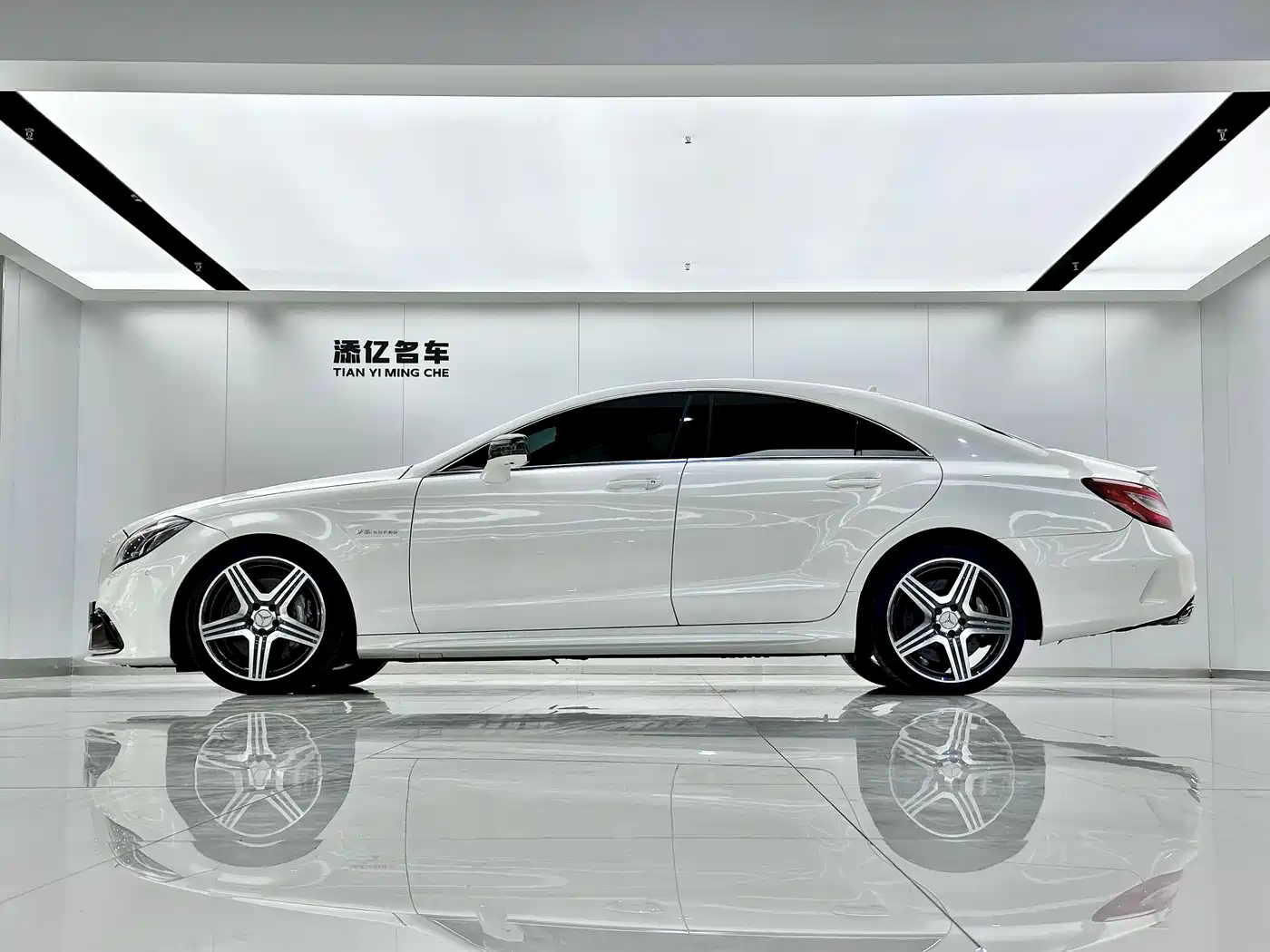 Mercedes-Benz CLS AMG 2015 AMG CLS 63 4MATIC фото 4