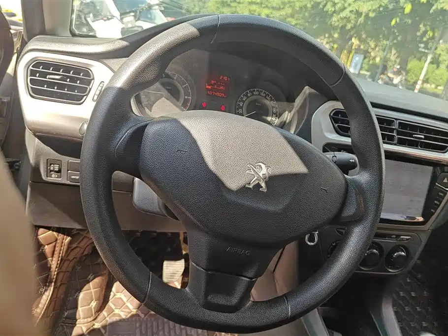 Peugeot 301 2014 1.6L Manual Comfort Edition фото 15