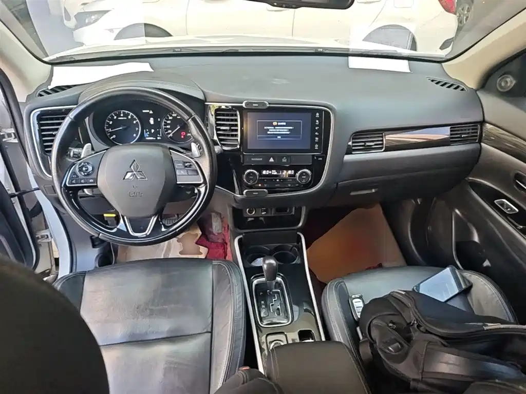 MITSUBISHI OUTLANDER