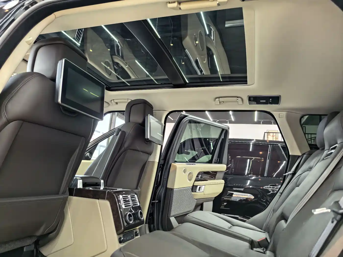 Land Rover Range Rover 2021 3.0 L6 Heritage Extended Classic Edition фото 13