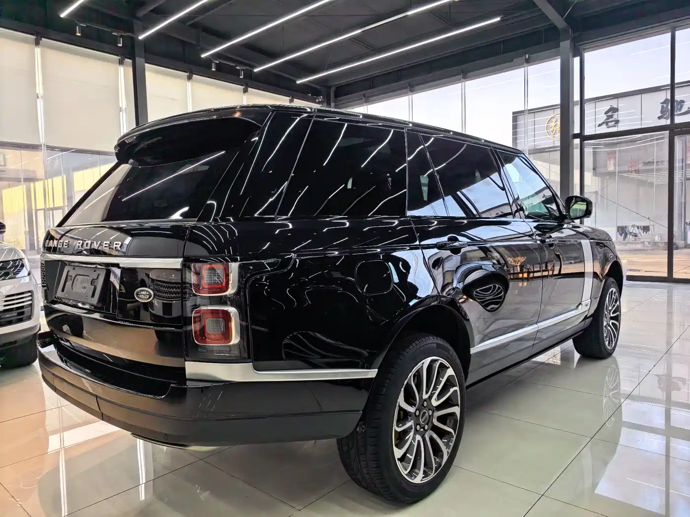 Land Rover Range Rover 2021 3.0 L6 Heritage Extended Classic Edition фото 4