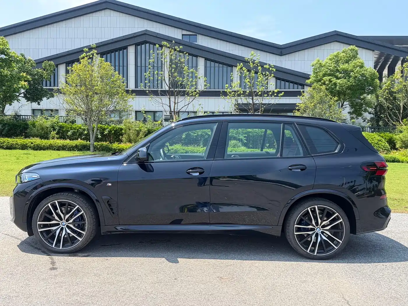 BMW X5 2025 Model xDrive 40Li M Sport Blackout Package фото 3