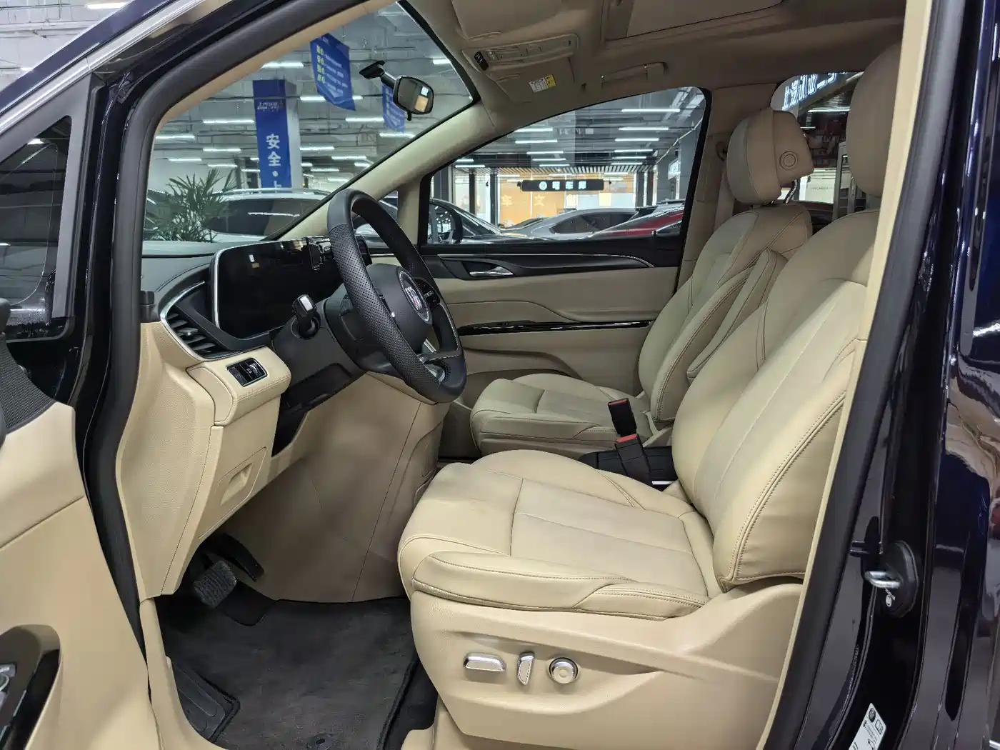 Buick GL8 2025 Land Business Class First Edition фото 5