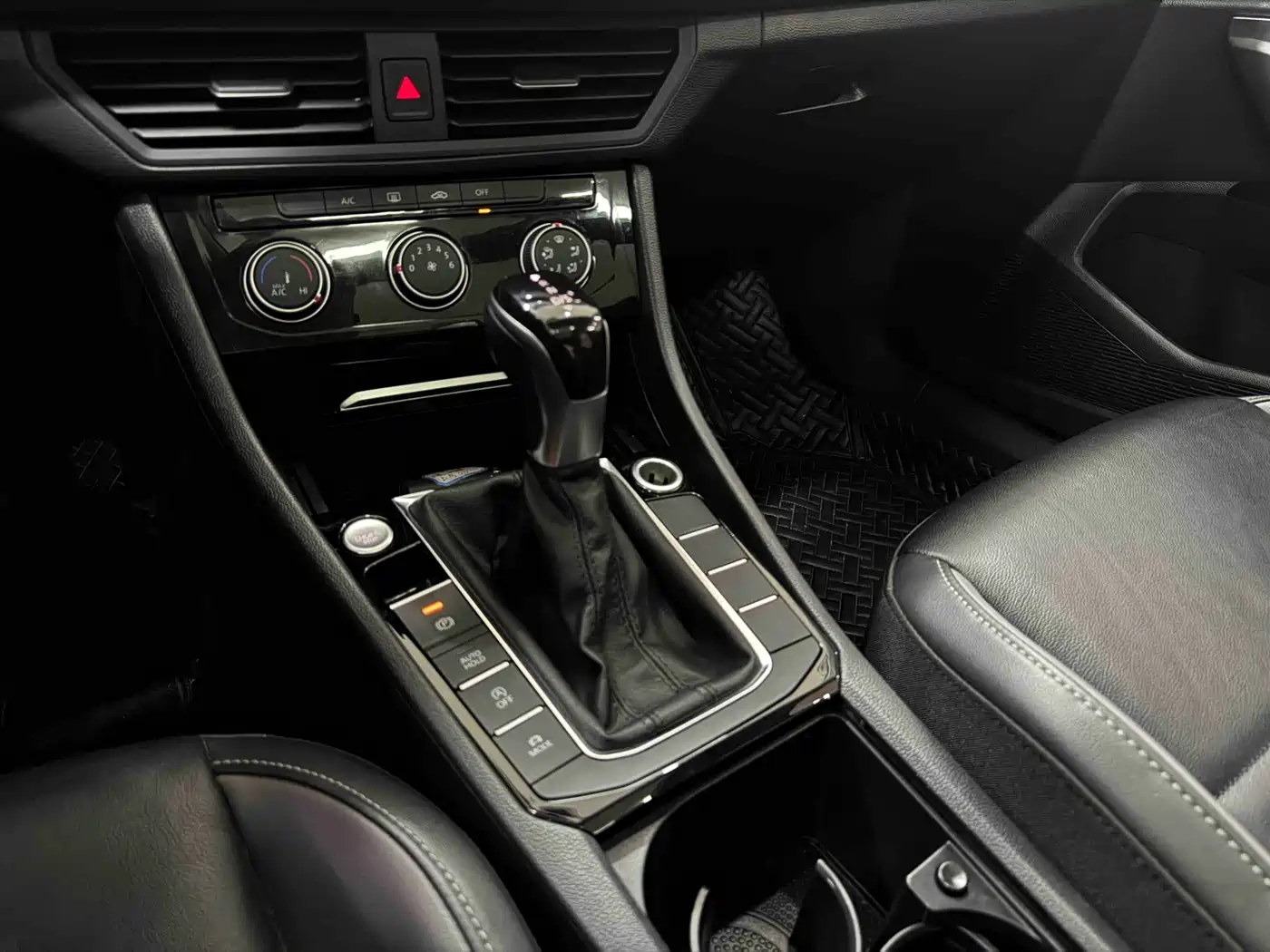Volkswagen Sagitar 2022 280TSI DSG Surpassing Edition фото 13