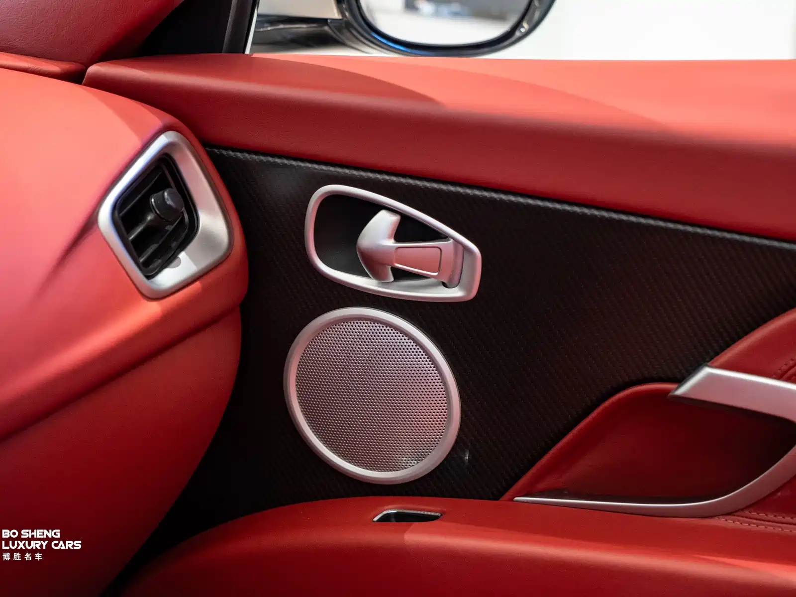 Фото 32 - Aston Martin DB11
