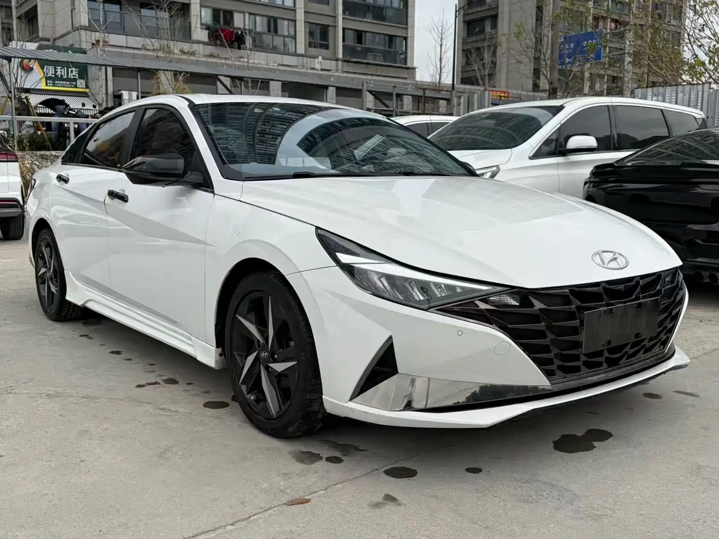 Hyundai Elantra 2021 1.5L CVT LUX Premium Edition фото 3