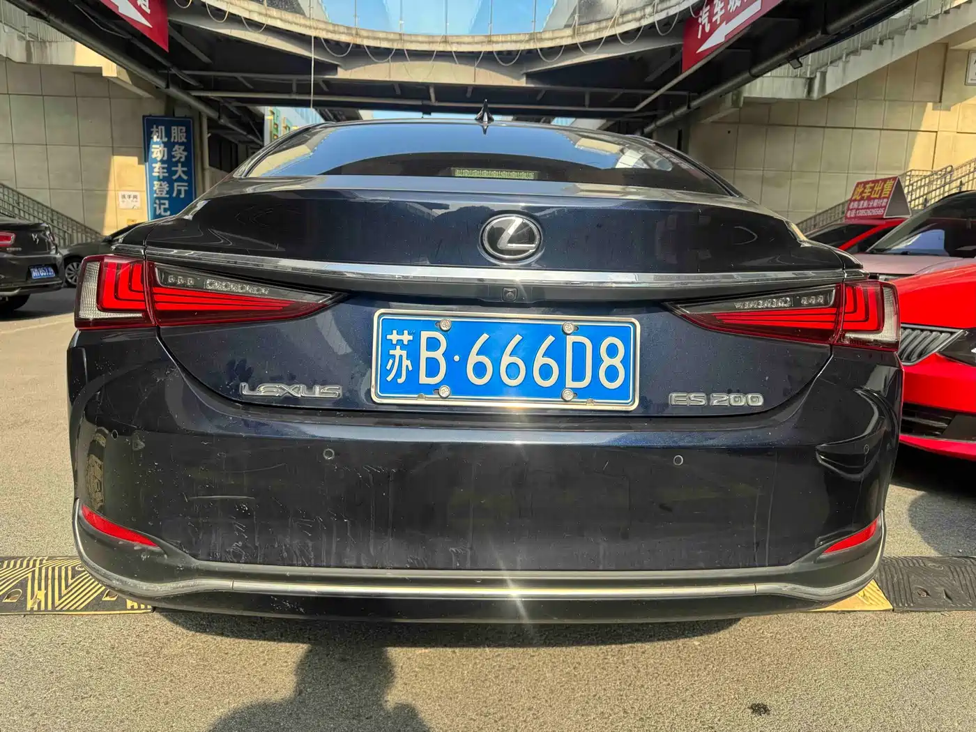 Photo 11 - Lexus ES