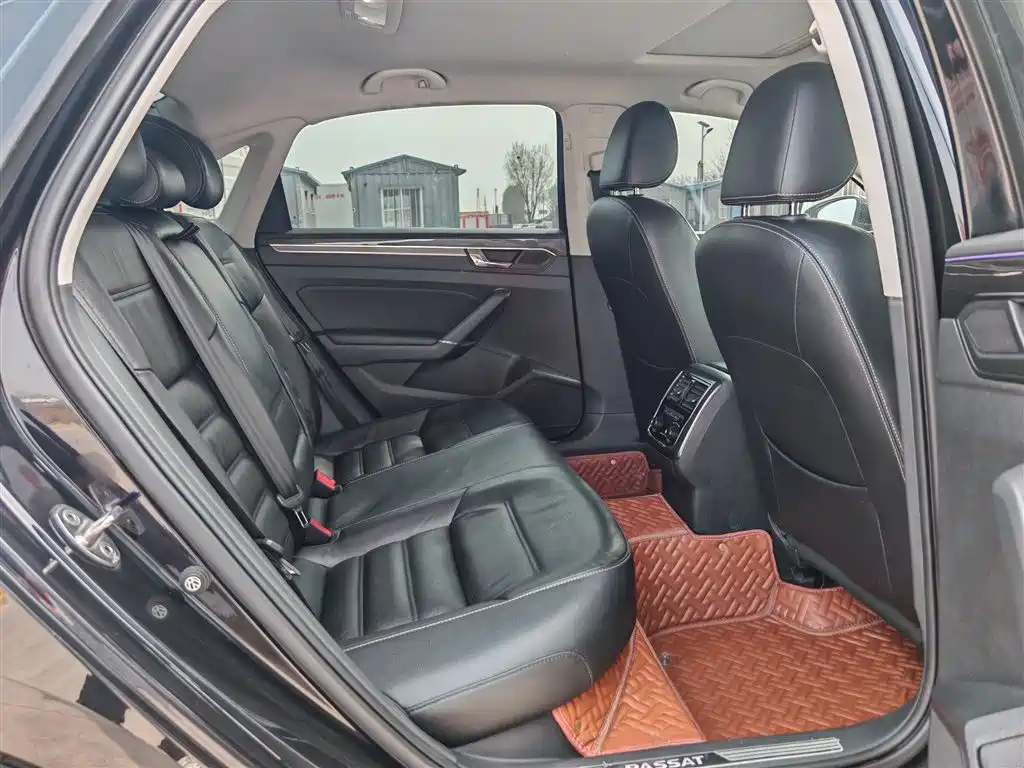 Volkswagen Passat 2017 380TSI DSG Luxury фото 17