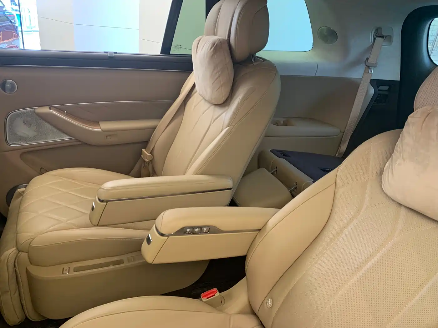 AITO Wenjie AITO M8 2025 Model Extended Range Max+ Edition 53.4kWh 6-Seater фото 6