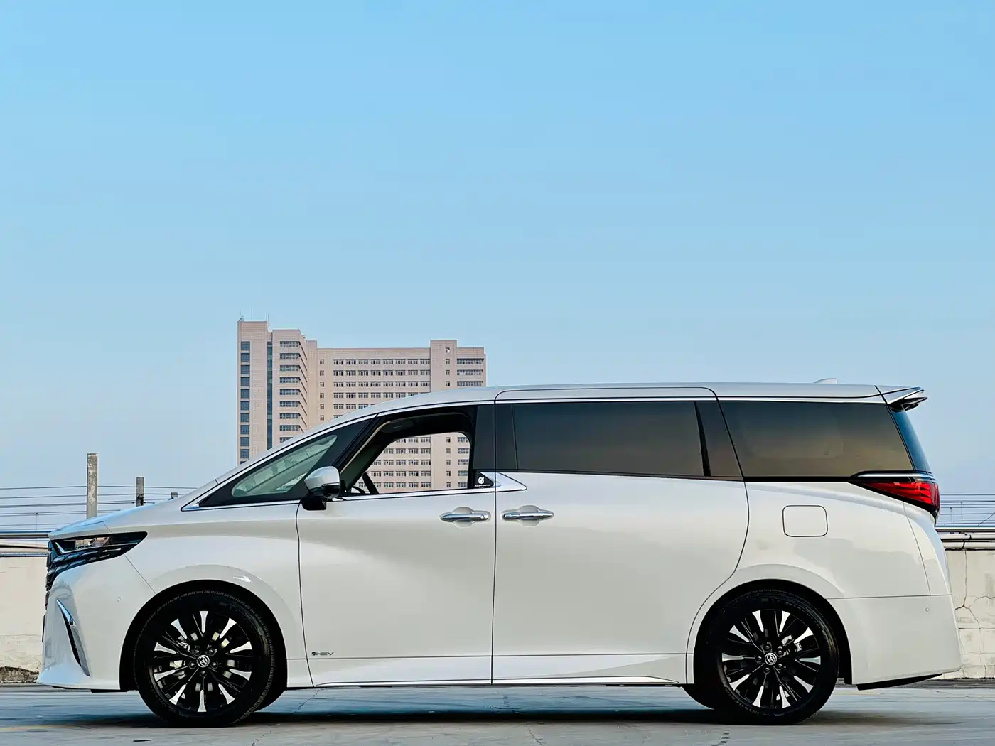 Toyota Alphard 2024 Hybrid 2.5L Ultimate Enjoyment Edition фото 13
