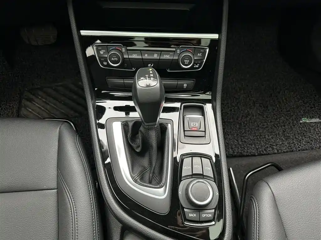 BMW 2 Series Touring 2019 218i Leading фото 7