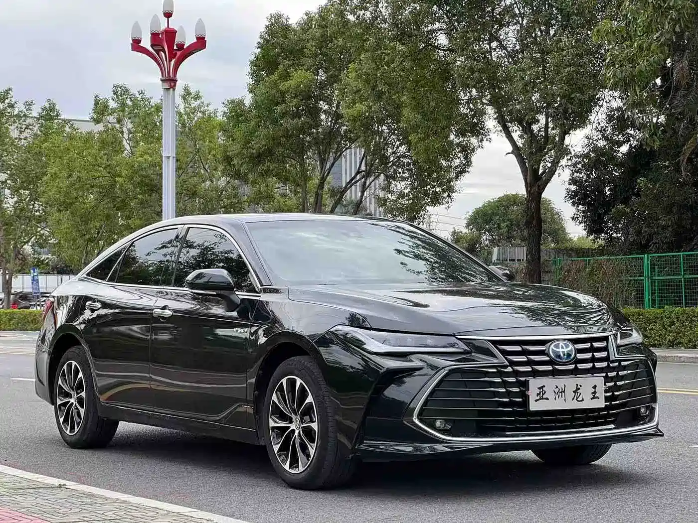 Toyota Avalon 2023 Hybrid 2.5L Luxury Edition фото 3