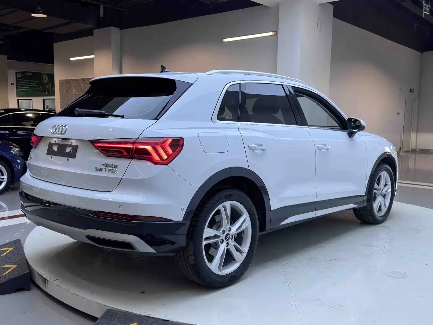 Audi Q3 2023 2023 35 TFSI Fashion Elegance (1.4T)